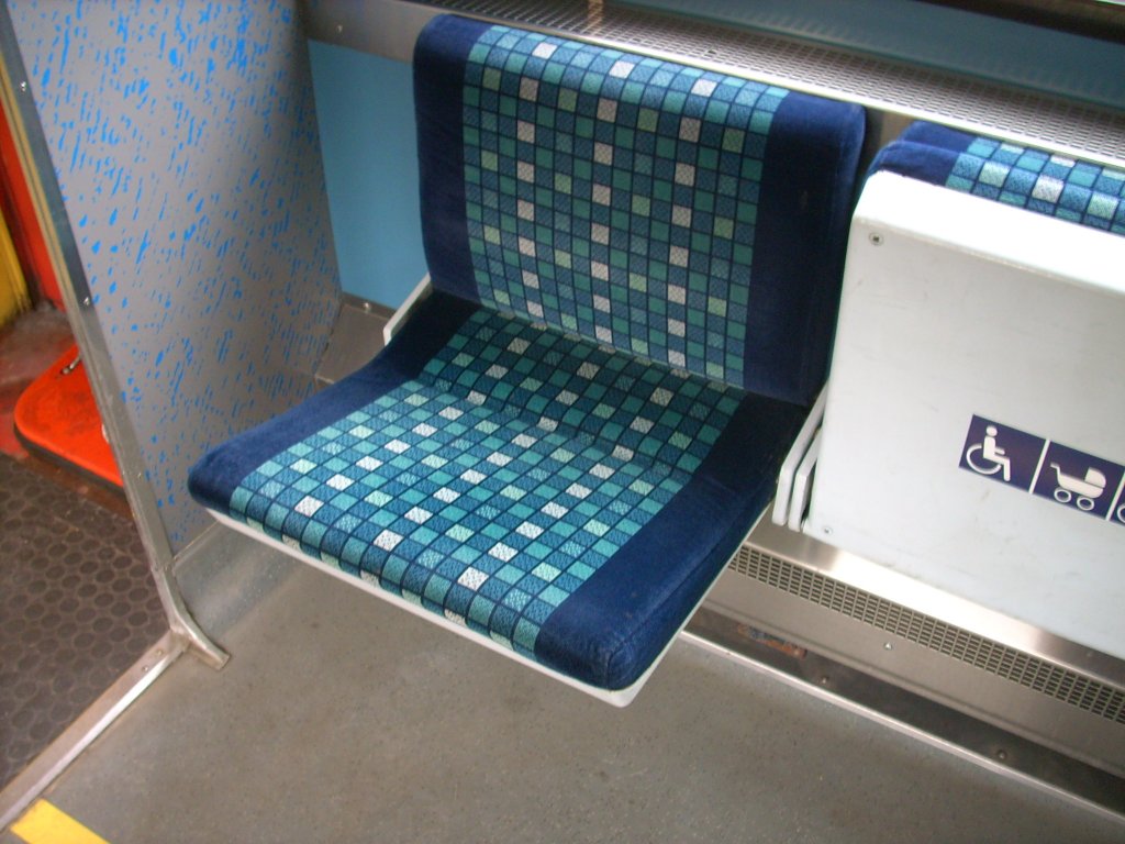 Ein Klappsitz im Mehrzweckabteil eines Karlsruher Steuerwagens im Fervet-Design am 7. Mrz 2010 in Kronach. Die Sitzpolster in den anderen beiden Grorumen des Steuerwagens hatten das OFV-Design.