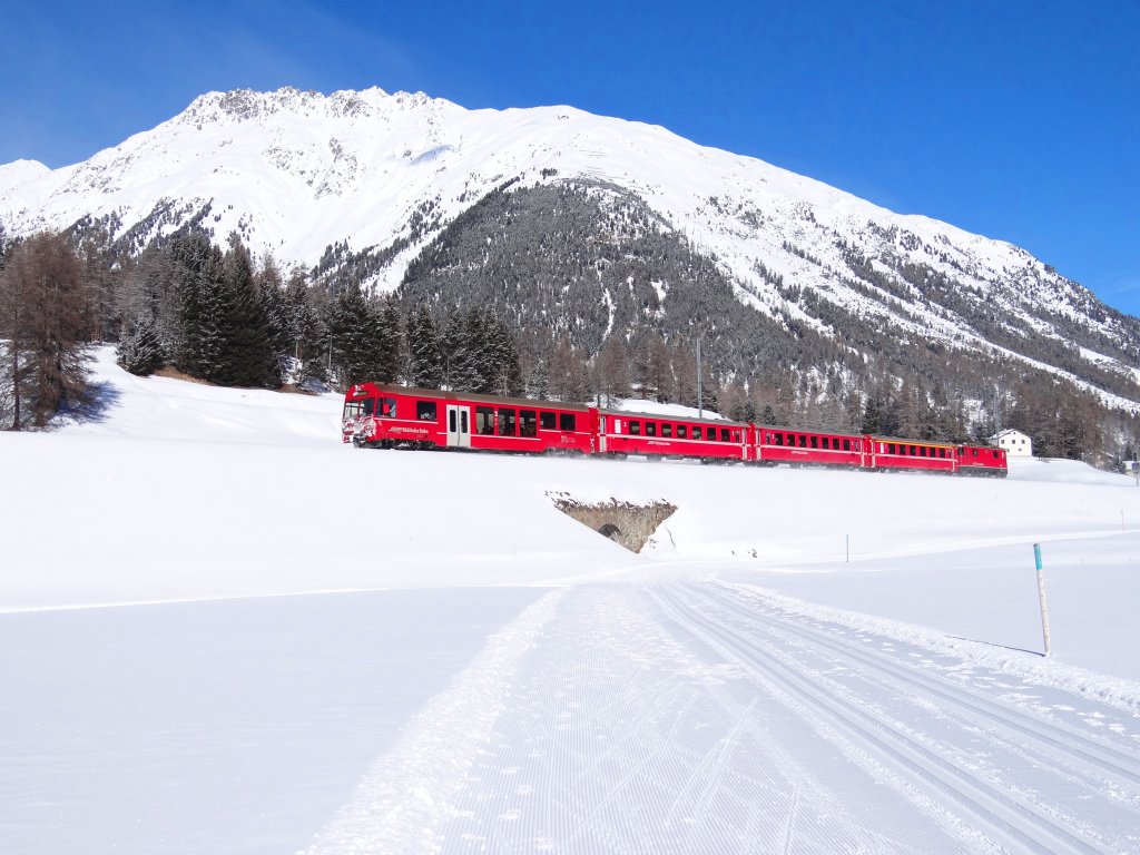 Ein klassiche Regio-Zug von Scuol-Tarasp nach Pontresina.
Hier, zwischen Bever und Samedan.
06/02/2013
