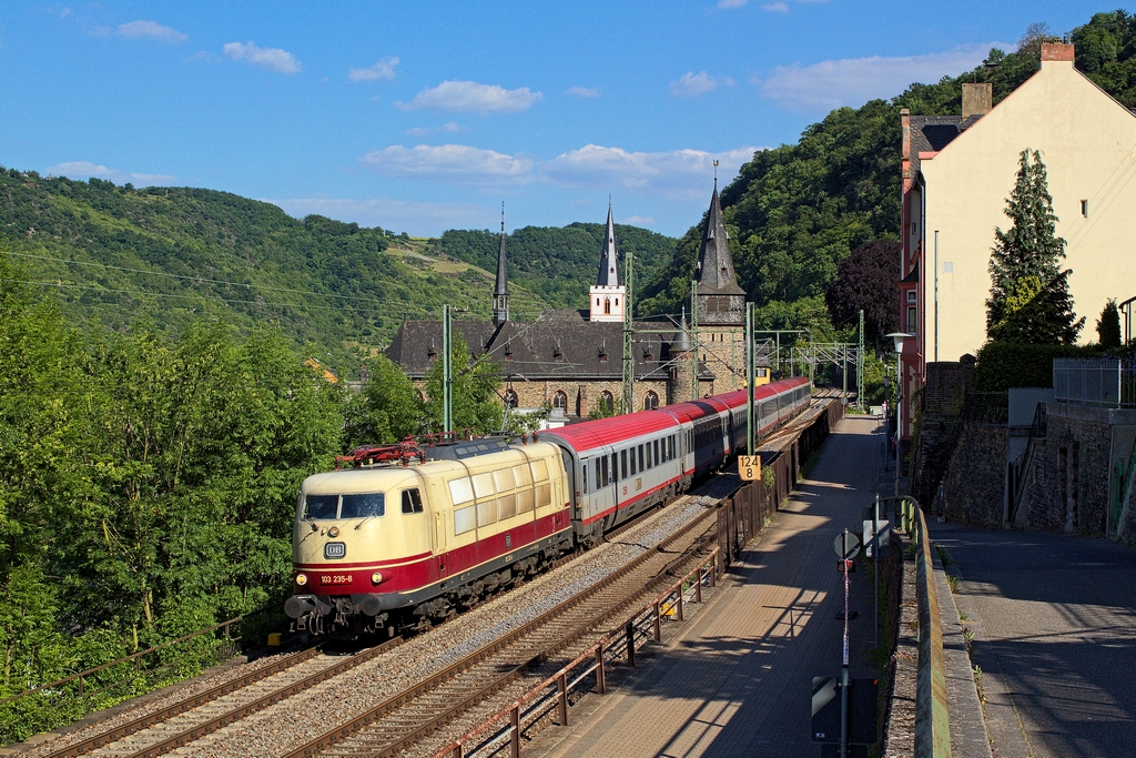 Ein Klassiker: 103 235 mit einem IC (genauer IC 118) im Rheintal. Die auf dem Bild zu sehende Situation entstand in St. Goar am 6.6.2013