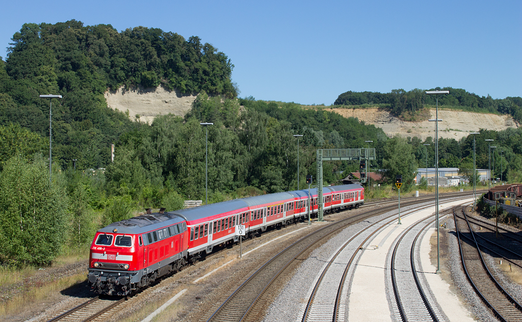 Ein Klassiker ist die Fugnger-Brcke im Bahnhof Biberach, die sich besonders fr ein Foto des morgendlichen IRE 4207 (Ulm Hbf - Lindau Hbf) eignet. Am 1. August 2013 war die Ulmer 218 456 fr die Traktion dieses Zuges eingeteilt. Ein Dank geht an die Verantwortlichen bei der Ulmer RAB fr die optische Auffrischung der Lok.