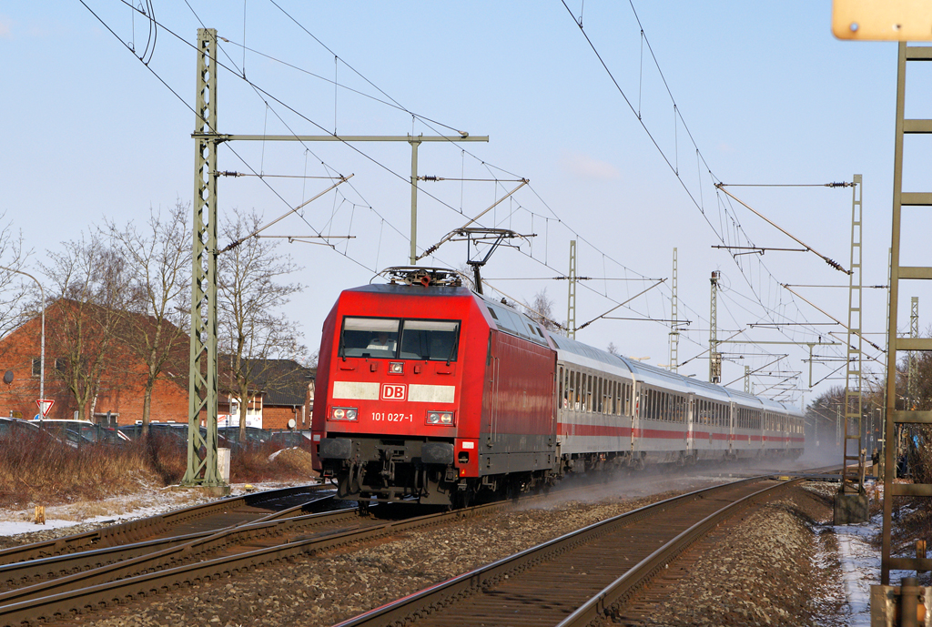 Ein klassischer Freitagsverstrker unter den Inter Cities ist IC 1971 von Flensburg nach Berlin Sdkreuz. 101 027-1 zieht diesen am 03.02.2012 in Wrist Richtung Hamburg. 