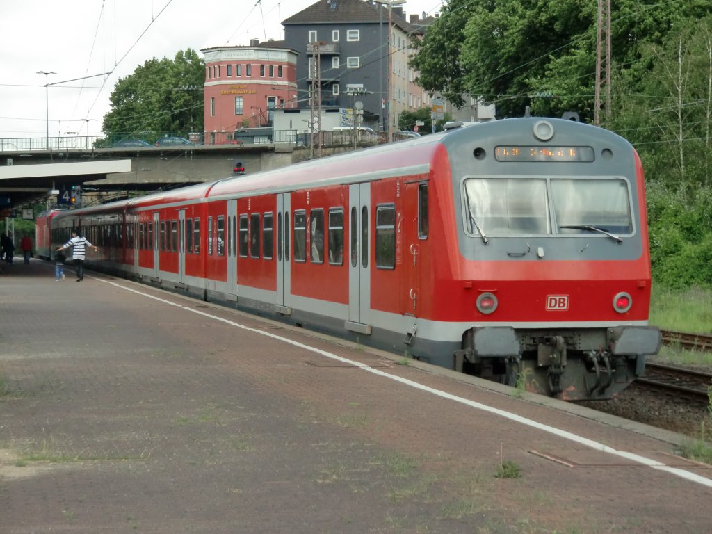 Ein Klassischer S-Bahn Zug in Wuppertal-Sonnbirn (18.06.2011)