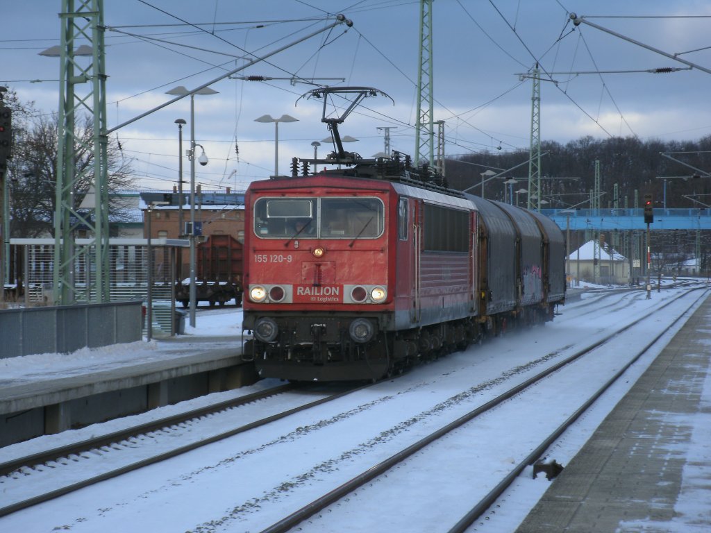 Ein Klax fr 155 120 als Sie mit nur drei Schiebeplanwagen,am 22.Januar 2013,durch Bergen/Rgen kam.