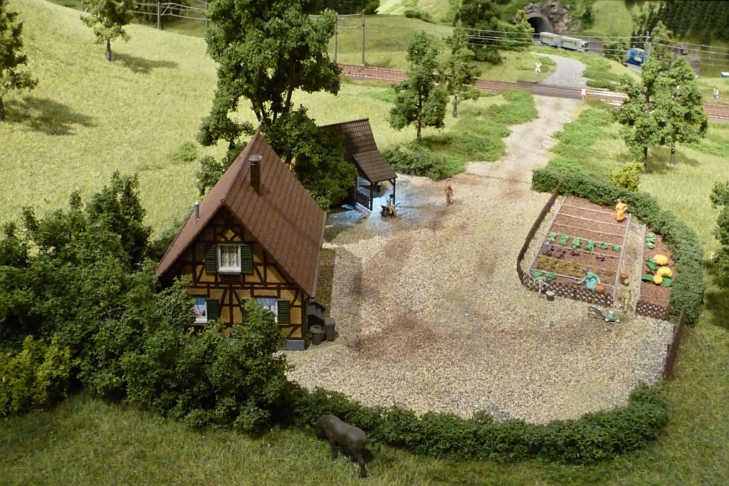 Ein kleiner Bauernhof mit Bahnbergang auf der Schwarzwald-Modellbahn, 3.10.11 