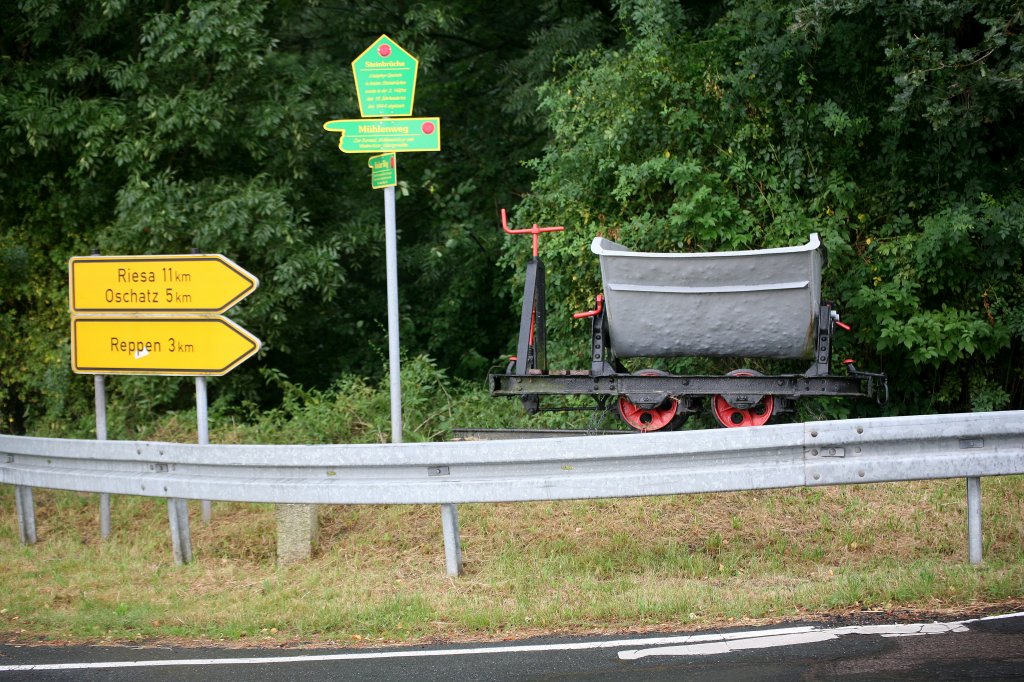 Ein kleiner Hinweis auf die Feldbahn des ehemaligen Steinbruchs  bei Ganzig, zwischen Riesa und Oschatz.Die  Leitplanke war leider nicht zu eleminieren.
04.08.2013  18:10 Uhr  