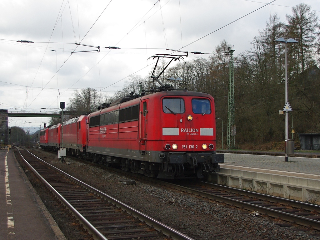 Ein kleiner Lokzug. Bestehend aus: 151 130-2, 185 346-4, 185 256-5 und 151 085-8. Hier in Fahrtrichtung Norden durch Eichenberg. Aufgenommen am 01.04.2011.