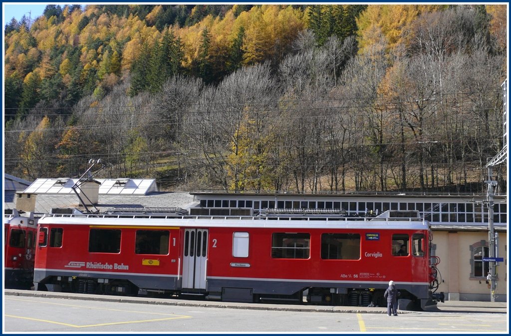 Ein kleiner Nachwuchsfan bestaunt den Lokfhrer des ABe 4/4 III 56  Corviglia  in Poschiavo. (11.11.2009)