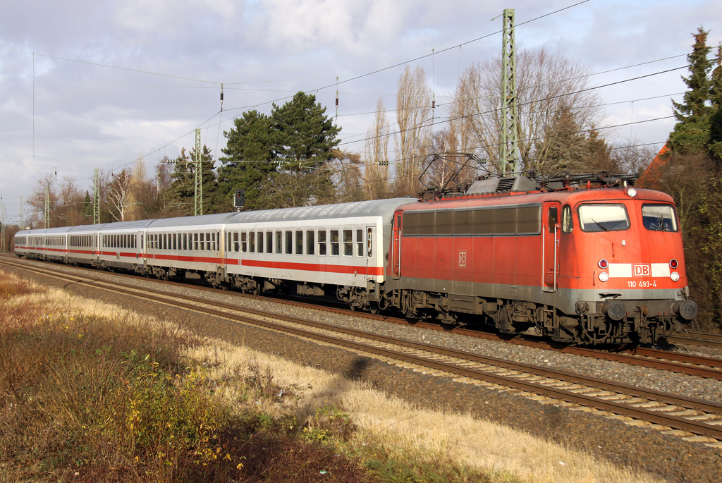 Ein kleiner Zahlendreher der Baureihe und schon rennt die 110 493-4 pnktlich mit dem IC 134 von Norddeich Mole nach Luxemburg bis Koblenz durch Angermund am 17.12.2011
