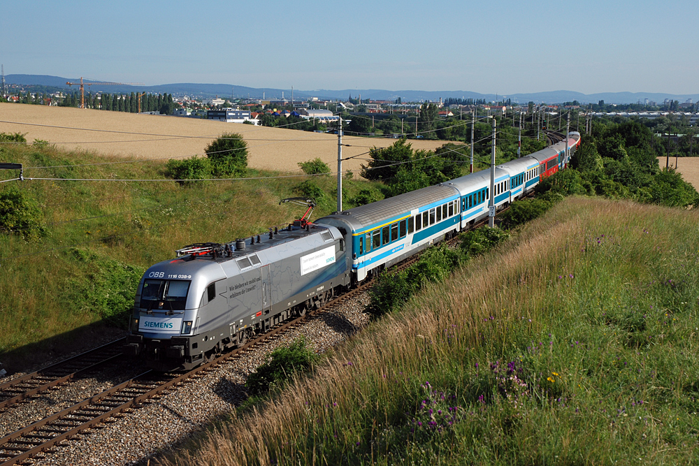 Ein kleiner Zeitsprung nach 2008: 1116 138 rauscht mit einem kunterbunten (man beachte die Schlieren/CS-Wagen am Zugschluss!) EC 151  Emona  Richtung Ljubljana sdwrts. Guntramsdorf, 29.06.2008.