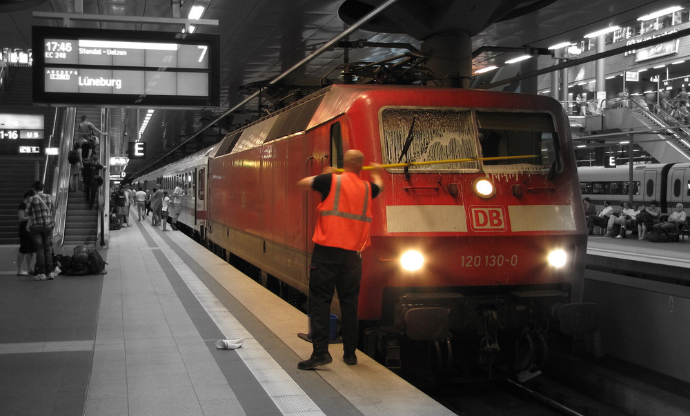 Ein kleines Experiment meinerseits: Whrend Max Saubermacher die Frontscheiben der 120 130-0 putzt, scheint alles andere um ihn herum trister Bahnalltag zu sein. Die Lok war mit dem EC 248  Wawel  nach Lneburg unterwegs. Das Bild entstand am 10.07.2011 am Berliner Hbf.