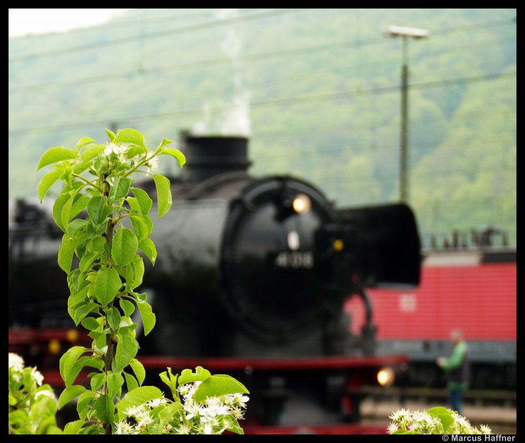 Ein kleines Experiment mit 41 018 aus meiner Anfangszeit... Das Bild entstand am 1. Mai 2010 als die Lok gerade Wasser in Gemnden am Main bekam, bei der Sonderzugfahrt nach Bebra zum Dampfloktreffen.