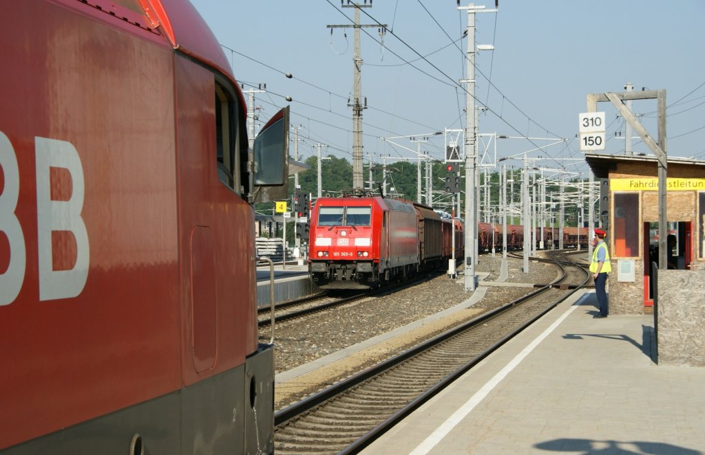 Ein kleines Fotoprojekt! Hoffe es gefllt euch!!
185 369 der DB zieht einen Gterzug durch den St.Pltener Hauptbahnhof in Richtung Wien! Links im Bild steht die 1016 020 mit dem IC860  Politische Bildung . 30.6.2010