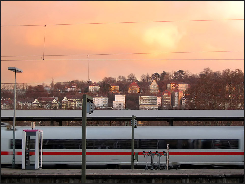 Ein kleines Stilleben -

... mit den Bahnsteigsaufbauten vor dem bewegungsunscharfen ICE-Wagen und der Stadt im Hintergrund unter leuchtendem Wolkenhimmel. 

Stuttgart Hauptbahnhof am 14.01.2005 (M)