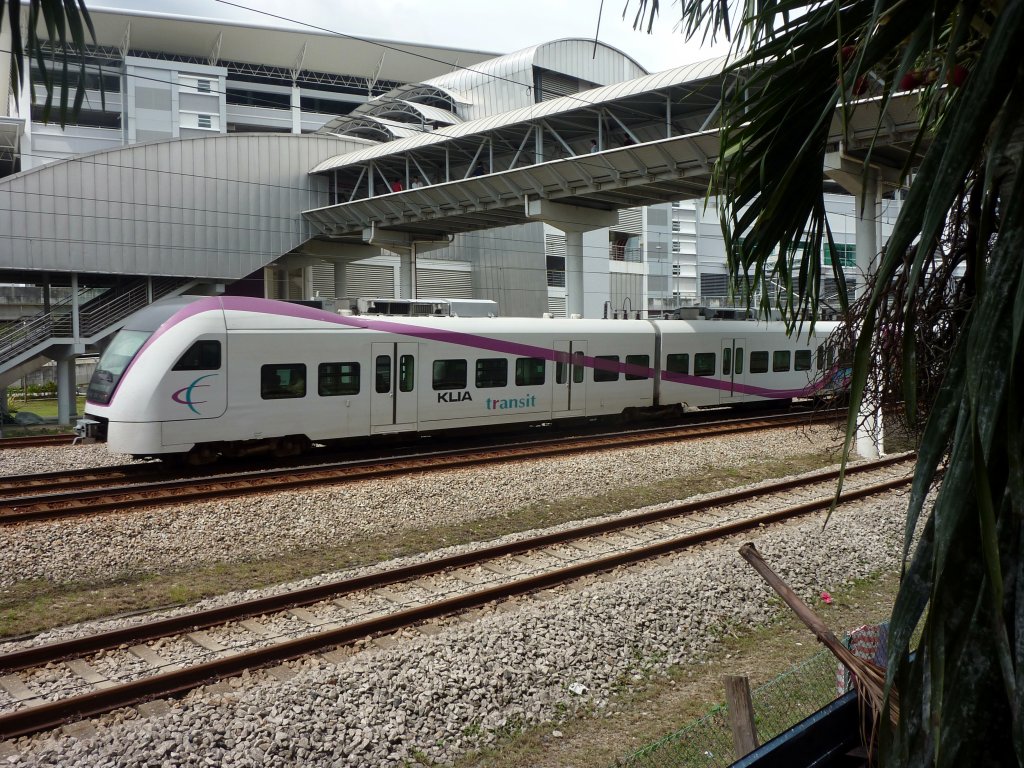 Ein KLIA-Transit Zug auf dem Weg vom Flughafen KLIA nach Kuala Lumpur Sentral am 21.01.2013 in der Station Bandar Tasik Selatan. Die Zge wurden von Siemens gebaut und basieren auf den  Quietschies 