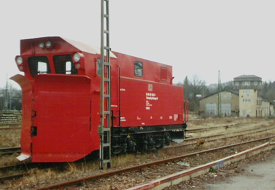 Ein Klimaschneepflug im damals neuen DB-Farbleid der Erzgebirgsbahn stand im Mai 2003 auf dem Gelnde des ehemaligen Flhaer Bhf. Im Hintergrund die ehemalige Lokeinsatzstelle, heute ohne Gleisanschlu mehr.Scann. Kamera EXA 1b