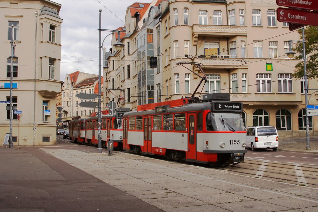 Ein kompletter 3-teiliger Tatra-Zug (vermutlich T4D) der HAVAG ist am 05.10.2011 vom Halle-Beesen kommend, unterwegs auf der Groen Steinstrae (hier beim berqueren des Joliot-Curie-Platzes in der Innenstadt von Halle) mit Fahrziel Soltauer Strae in Halle-Neustadt.