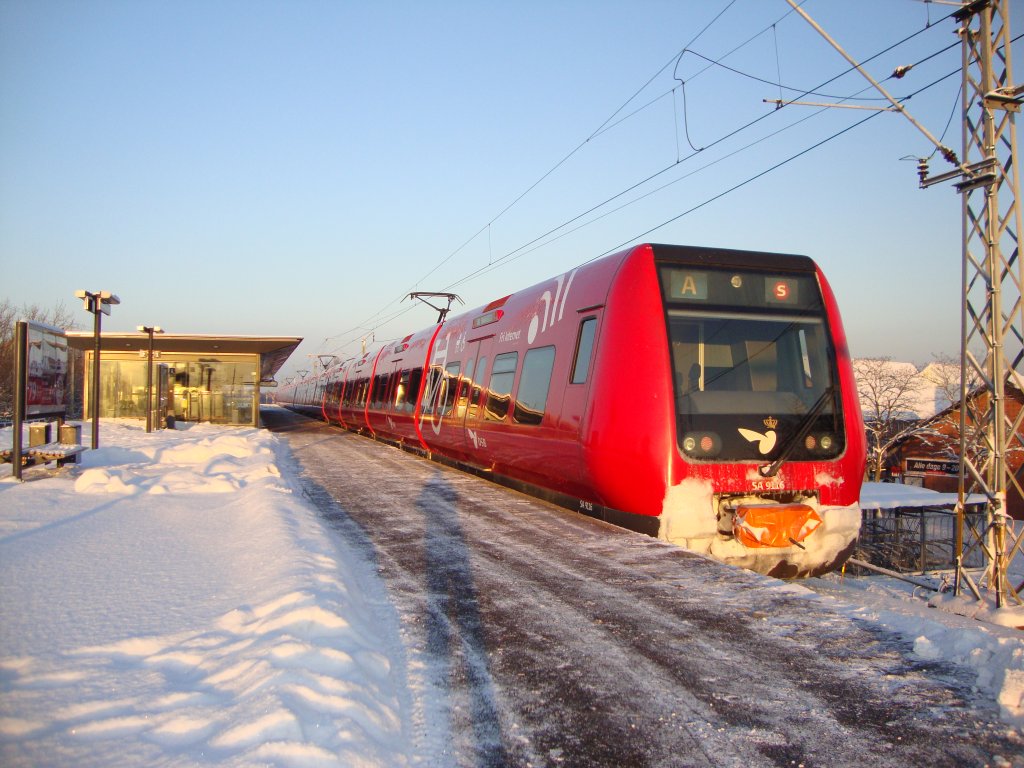 Ein Kopenhagener S-Bahnzug am Solroed Strand Bahnhof
