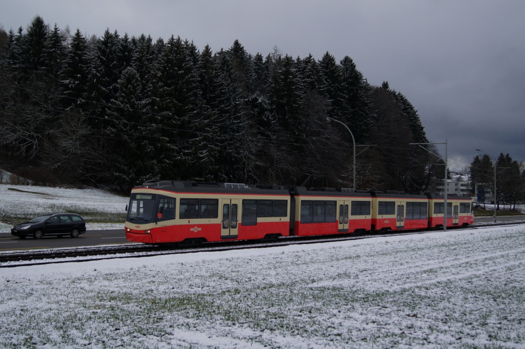 Ein Kopf an Kopf Rennen mit einem Auto liefert sich am 17.12.11 ein Zug der FB, bestehend aus dem Be 4/6 61 und dem Be 4/6 62. Das Bild entstand zwischen Zollikerberg und Waltikon.