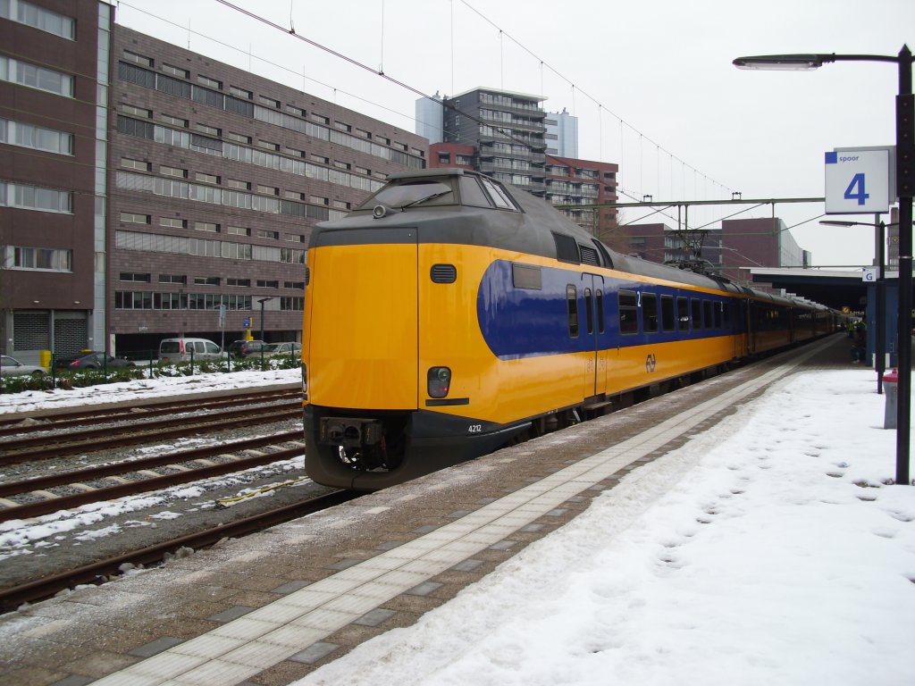 Ein Koploper in Enschede mit Zwei Zugteillen nach Den Haag und einem nach Rotterdam.