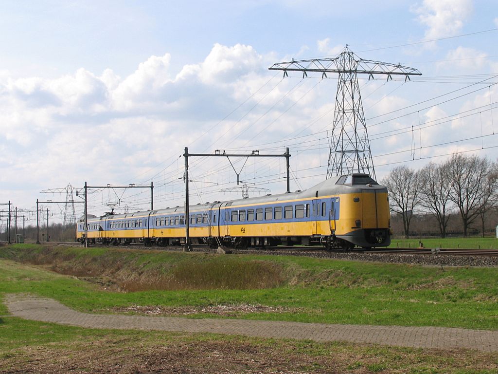 Ein Koploper mit IC 10743 Zwolle-Leeuwarden bei Herfte am 2-4-2010.