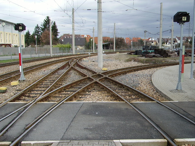 Ein Kreuzung und 2 Lichtsignale im OEG Bahnhof Kfertal am 05.02.11