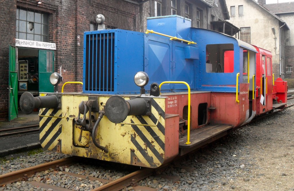 Ein  Krokodil  konnte man auch im Rheinischen Industriebahnmuseum Kln bewundern!Vorne haben wir die Kf vom Typ 2 der Marke Deutz aus dem Jahr 1943 mit der Fabriknummer 46 616 und hinten haben wir die Deutz Kf mit der Fabriknummer 46 386 aus dem Jahr 1946.Sie war auch im Klner Straenbahnnetz im Einsatz. Gesehen am 13.2.11.