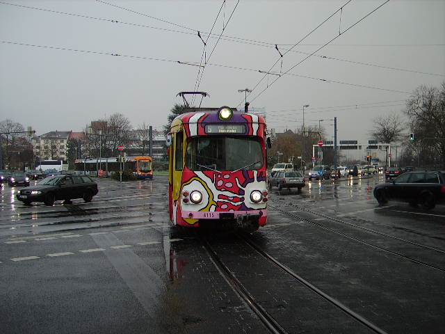 Ein Kunst Straenbahn in Heidelberg am Hbf am 26.11.10