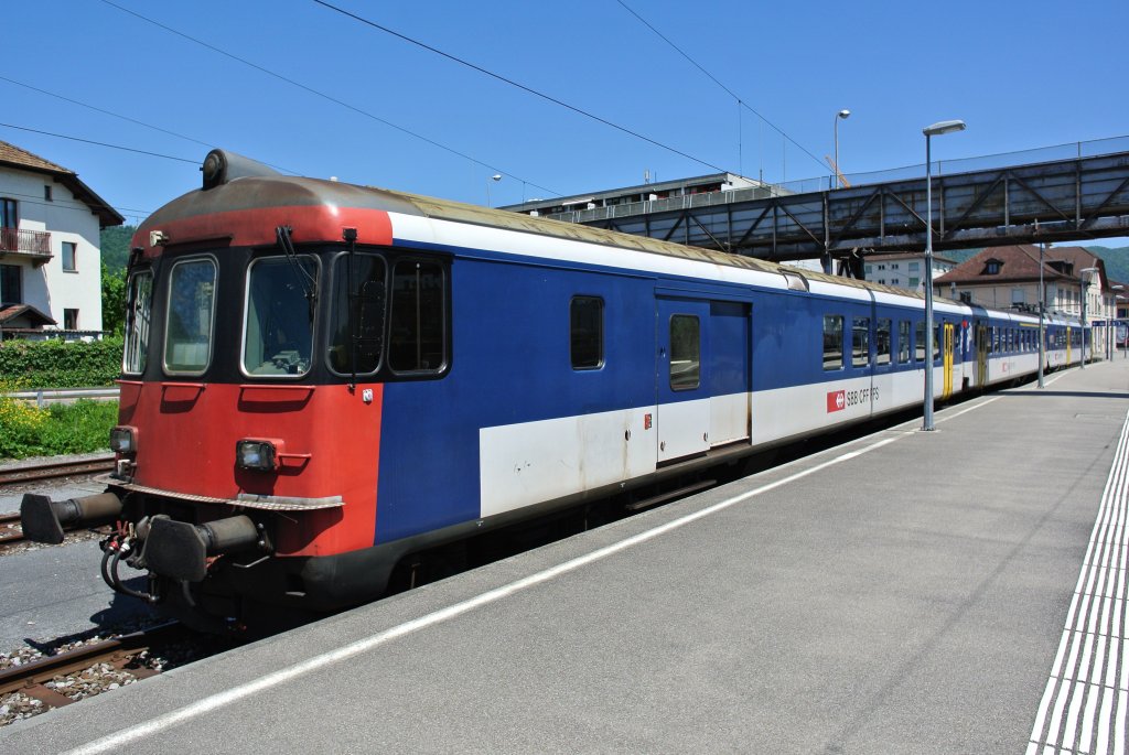 Ein kurz-NPZ wartet in Del�mont auf den n�chsten Einsatz. Dieser Pendel verkehrt Mo-Fr in der Region Solothurn. Am Freitag Abend f�hrt er nach Del�mont, und am Samstag Abend zur�ck nach Biel. Bei diesem Pendel ist der NPZ Bt durch einen EWII BDt, 50 85 82-33 934-9, ersetzt, 26.05.2012.