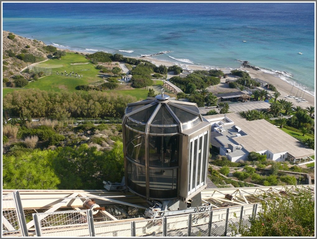 Ein Kurzaufenthalt auf der griechischen Insel Kos versprach eisenbahntechnisch nichts, trotzdem habe ich ein halbffentliches Transportmittel in Form eines Schrglifts, oder wie man will einer Standseilbahn gefunden. Im Robinson Club Daidalos verbindet diese  Bahn 
die Hotelanlage mit dem Strand. (02.11.2009)