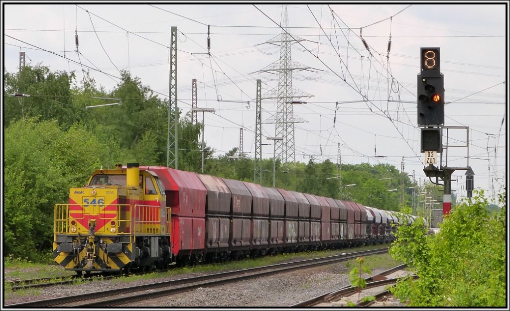 Ein kurzer Halt in Lintorf fr diese Mak 1206.Gleich geht es mit leeren Kalkwaggons
wieder auf die Strecke nach Wlfrath. Szenerie bildlich festgehalten im Mai 2013.