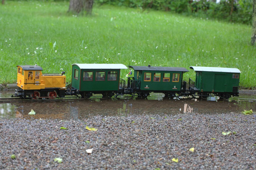 Ein kurzer Peronenzug passiert das  kurze Stck   landunter  der Gartenbahnstrecke  09.06.2013 gegen 19:18  Uhr, nach einem heftigem Gewittergu.