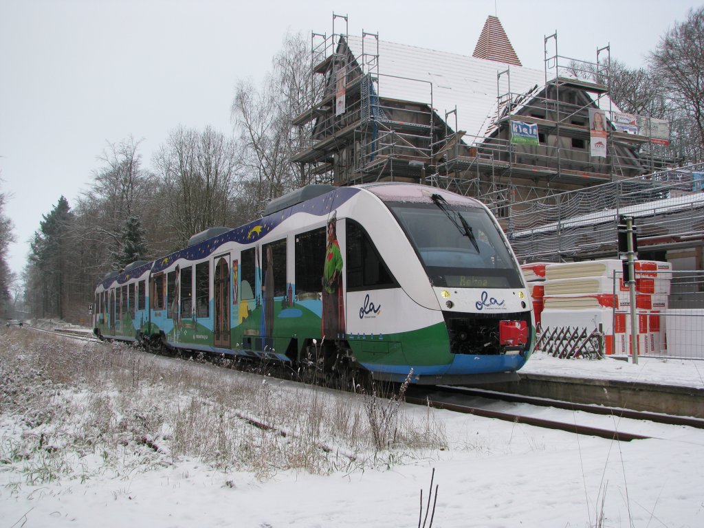 Ein kurzer Zwischenstop f�r den VT 702 am 03.12.2010 der OLA Schwerin im Bahnhof von Gadebusch bevor es weiter geht zum Zielbahnhof nach  Rehna. Im Hintergrund wird das alte Bahnhofsgeb�ude gerade umfassend saniert.