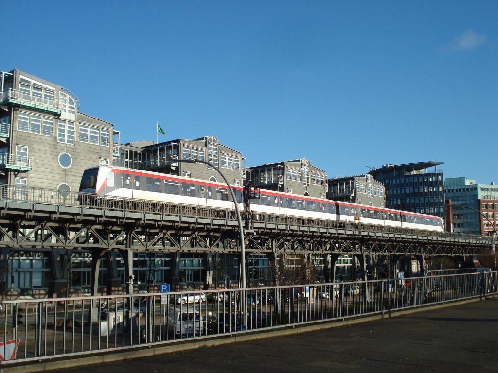 Ein Kurzzug DT 4 der Hamburger Hochbahn AG auf dem Viadukt zwischen Landungbrcken und Baumwall am 28.12.2009