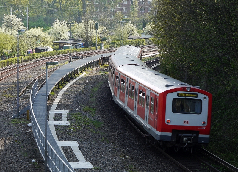 Ein Kurzzug der Linie S11 nach Blankenese hat den Haltepunkt Wandsbeker Chausse verlassen und legt sich in die Kurve Richtung Hasselbrook. 19.4.2011 