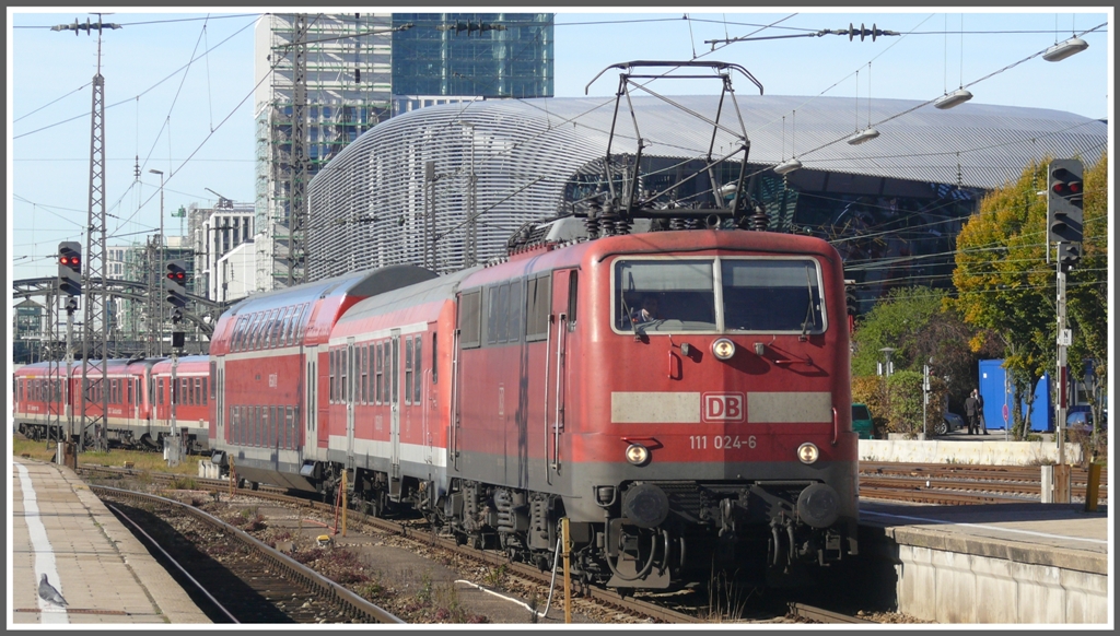 Ein Kurzzug mit 110 024-6 erreicht den M�nchner Hbf. (29.10.2010=)