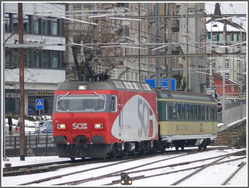 Ein Kurzzug mit SOB Re 456 142 fhrt n St.Gallen ein. (21.12.2010)