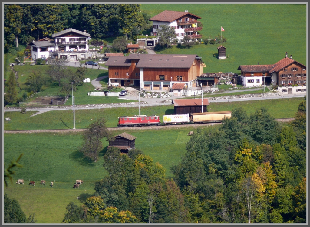 Ein kuzer Gterzug mit Ge 6/6 II 705  Pontresina  fhrt unterhalb von Klosters Dorf talwrts. (29.09.2010)