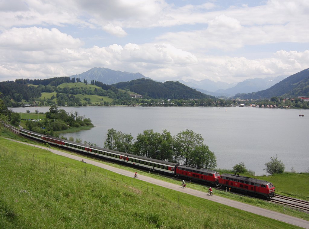 Ein landschaftlich schner Abschnitt der Allgubahn zwischen Immenstadt und Lindau ist die Strecke entlang des groen Alpsees. Bei Alpseewies ist am 23.06.2012 der EC 194 von Mnchen kommend unterwegs nach Zrich. Das alleinstehende Massiv links im Hintergrund ist der 1738 m hohe Grnten.