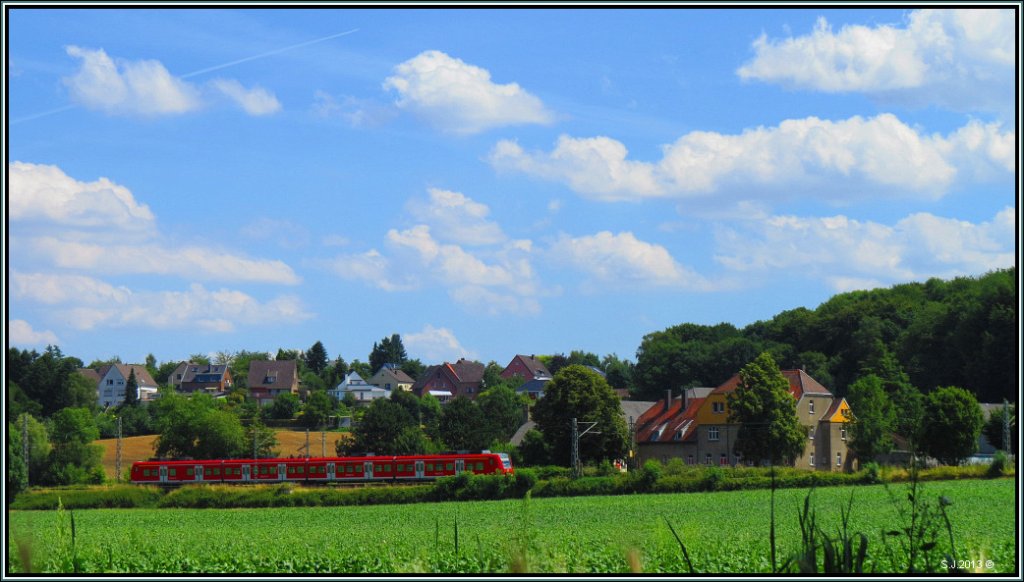 Ein Landschaftsfoto aus Rimburg (bach Palenberg). Die RB 33  ist gerade unterwegs auf der Kbs 485. Bildlich festgehalten im August 2013.