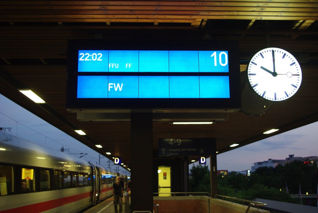 Ein langer Tag in Radbruch und Hamburg Harburg ging zu Ende. Aber gelohnt hat es sich. Hier sind wir wieder in Gttingen angekommen und konnten noch einen Schmunzel-Schnappschuss machen. Denn Bahnsteig 10/11 haben endlich neue digitale Zugzielanzeiger bekommen. Die alten Faltblattanzeiger wurden ersetzt. Jedoch mssen die Fahrgste wohl nun auch noch Bahn-Betriebs/Haltestellen-Abkrzungen lernen um zu wissen, wo’s berhaupt hingeht ;) Aufgenommen am 06.07.2010.