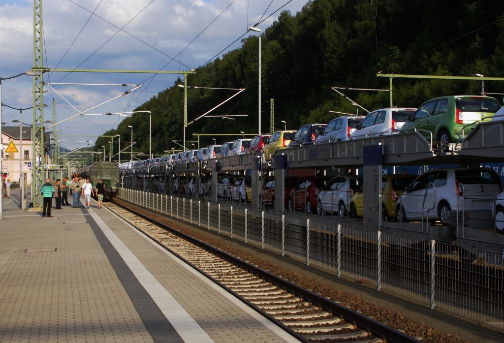Ein langer Zug mit nagelneuen  Skodas  (ich hoffe, das ist keine  Schleichwerbung! ;-) ) steht am 23.06.2012 im Bahnhof Bad Schandau. Auf Gleis 1 steht ein Sonderzug des Lausitzer Dampflokclubs, welcher gleich unter Traktion von Dampflok 23 1019 nach Cottbus zur�ckfahren wird.