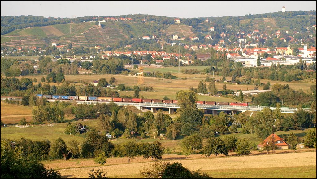 Ein langer Zug �berquert den Elbe-Umfluter bei Niederwartha. 10.09.2012. Gegen�ber sind die Weinberge rund um Radebeul zu erkennen.