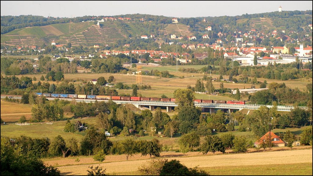 Ein langer Zug berquert den Elbe-Umfluter bei Niederwartha. 10.09.2012. Gegenber sind die Weinberge rund um Radebeul zu erkennen.