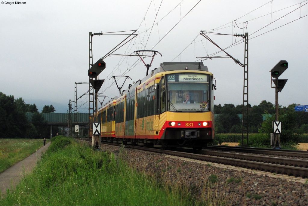 Ein Langzug der AVG gebildet aus TW 881, 835 und 882 als S32 nach Menzingen kurz vor dem Abzweig Brunnenstck bei Ettlingen. Die hinteren beiden Fahrzeuge des Zuges enden in Karlsruhe Hbf. Aufgenommen am 21.07.2012.