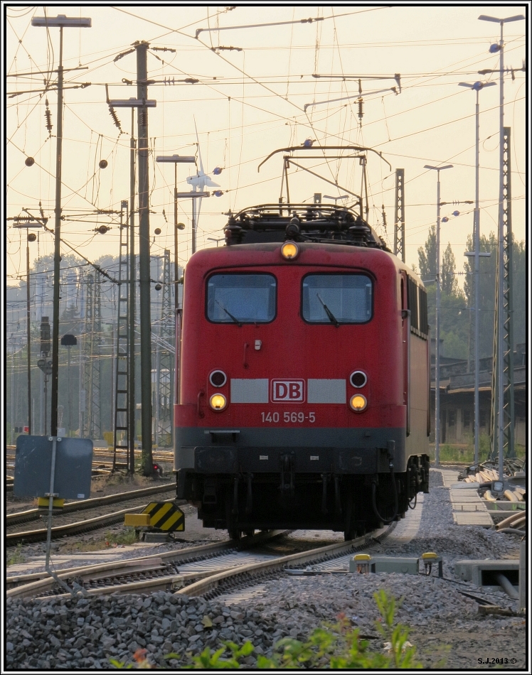 Ein lauer Juliabend 2013 am Aachener Westbahnhof. Die 140 569-5 macht sich bereit fr einen neuen Auftrag. Hoffentlich bleibt uns diese Altbaulok noch etwas erhalten.