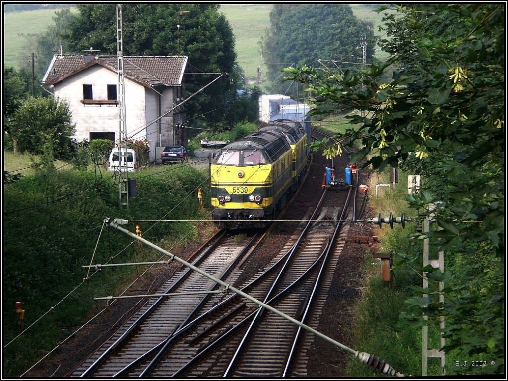 Ein lauer Juniabend im Sommer 2007 bei Reinharzkehl unweit von Aachen.
Auf der Montzenroute unterwegs sind diese SNCB 55 im Doppelpack ,die letzen Meter 
die Steilrampe hinauf zum Gemmenicher Tunnel. Wer kennt ihn noch,den unverwechselbaren Sound der Motoren !
