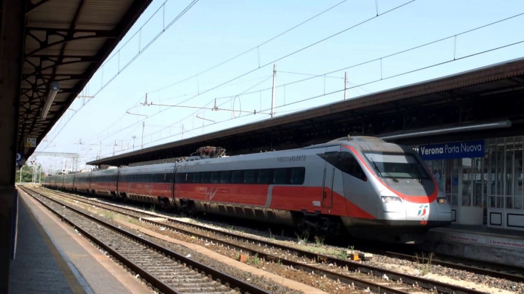 Ein leerer ETR 500 fhrt am 04.08.2013 auf Gleis 6 durch den Bahnhof Verona Porta Nuova.