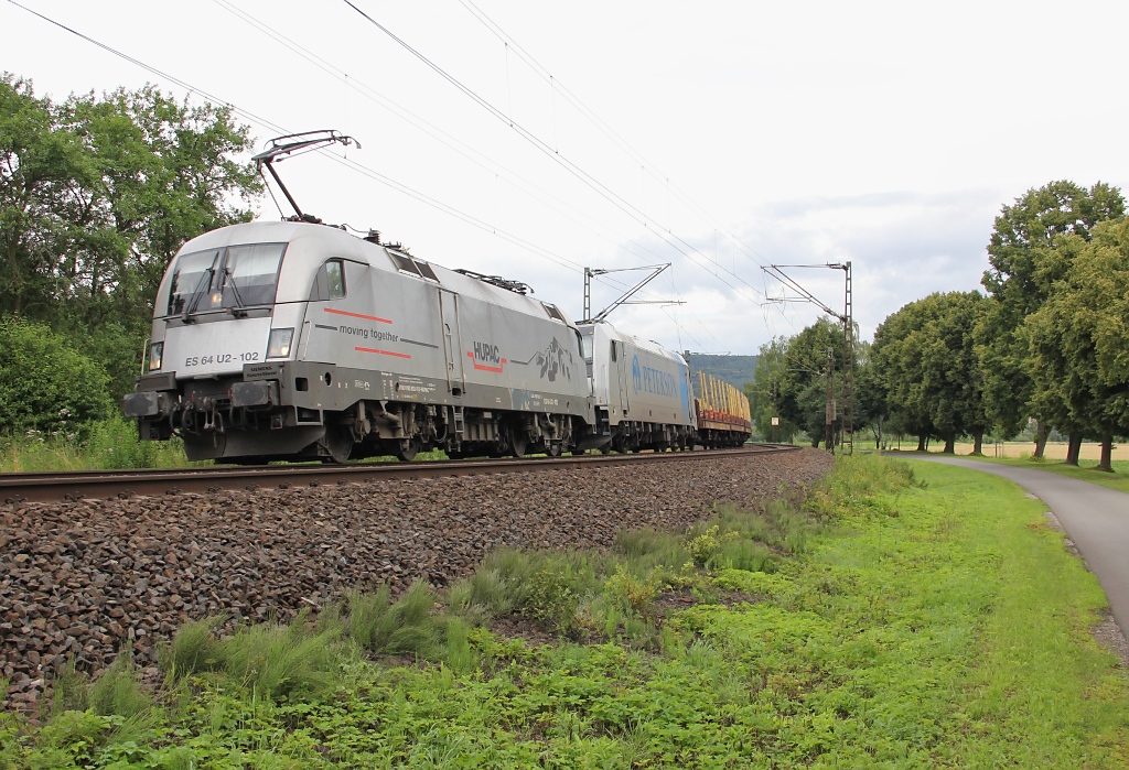 Ein leerer Holzzug fuhr am 19.07.2012 mit einer Wahnsinns-Bespannung ber die KBS 613 Richtung Sden. Vorne waren 182 602-3 (ES 64 U2-102) mit der Wagenlok 185 686-3. Aufgenommen zwischen Eschwege West und Albungen.