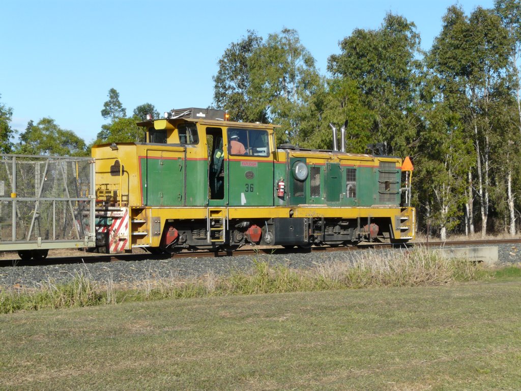 Ein leerer Zuckerohrzug ist am 7.7.2009 auf dem Finch Hatton, um von dort einen beladenen Zug zur nchsten Zuckermhle zu ziehen.