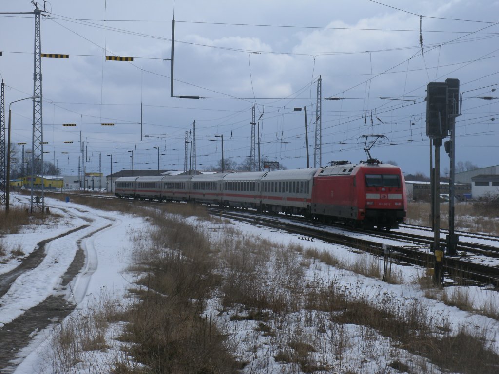 Ein Leerpark,von Stralsund nach Binz,wurde von 101 102,am 31.Mrz 2013,durch Samtens geschoben.